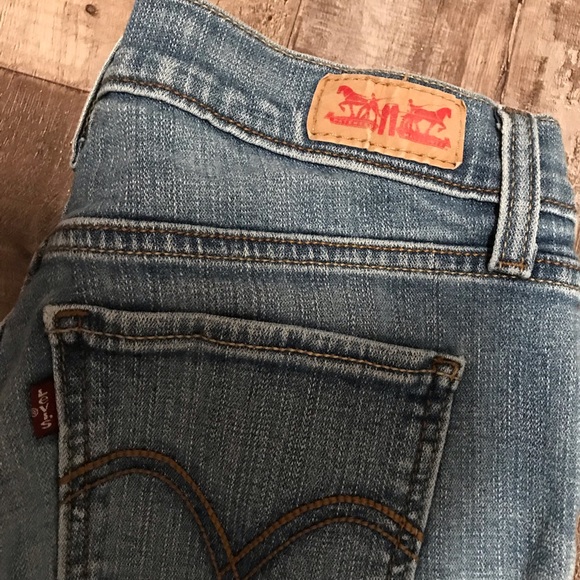 Levi’s Light Wash - Picture 2 of 6